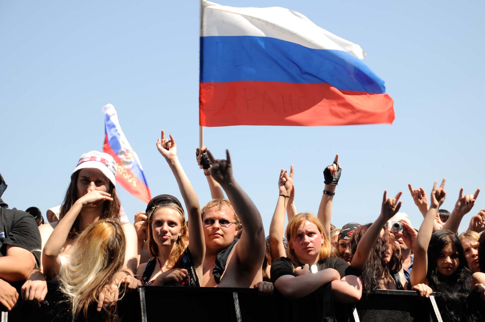На вопрос: «Гордитесь ли вы нынешней Россией?» 55 процентов россиян ответили «да»
